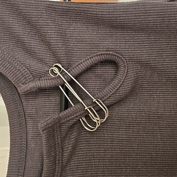 Cropped Tank Top - Picture 2 of 4